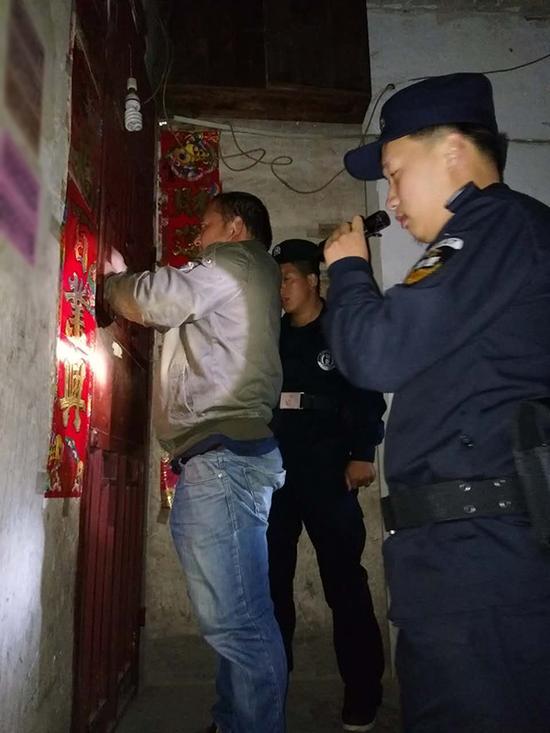 衡水粗心妈妈误将幼女锁家中 民警全城寻开锁师傅开门